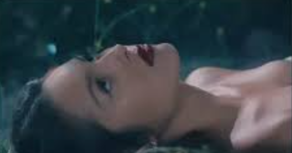 Review Makna Lagu Vampire: Cinta yang Mengisap Darah